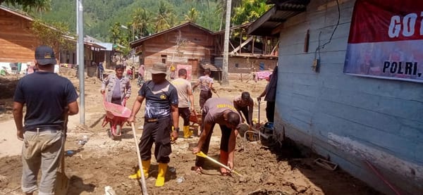Polres Gayo Lues dan Brimob Hadir Pulihkan Trauma Warga Desa Cane Toa Pascabanjir