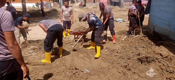 Pulihkan Kondisi Pascabanjir, Polres Gayo Lues dan Brimob Turun Bersihkan Lingkungan Warga