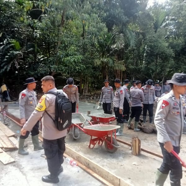 Polri Bersama Pemda Bangun Hunian Sementara bagi Pengungsi di Pesisir Selatan