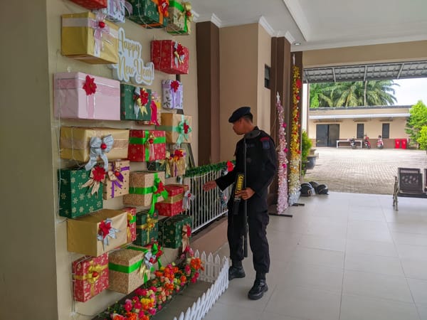 Pastikan Ibadah Natal Aman, Gegana Brimob Kalteng Sterilisasi Gereja YHS Palangka Raya