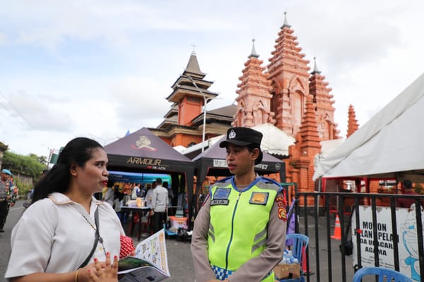 Polri Hadir Berikan Pelayanan Sepenuh Hati saat Pengamanan Natal di Gereja Katedral Renon