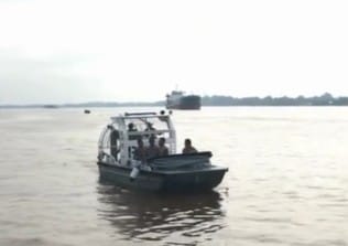 Bantu Warga Pascabencana, Polri Kerahkan Swam Boat di Kutablang Bireuen