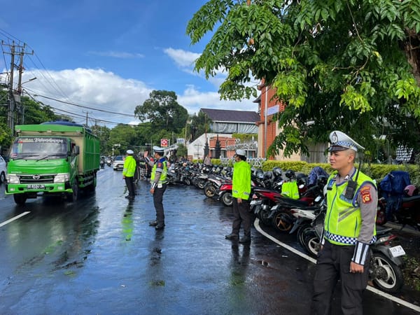 Personel Polda Bali Amankan Gereja pada Hari Raya Natal