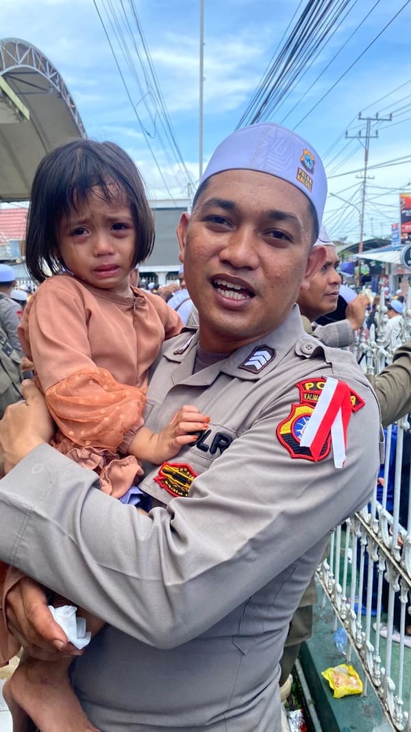 Personel BKO Polda Kalteng Sigap Bantu Anak Terpisah dari Keluarga Saat Haul Guru Sekumpul