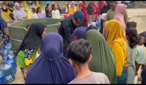 Sumur Tercemar Lumpur Pascabanjir, Polri Terus Suplai Air Bersih bagi Warga Pidie Jaya