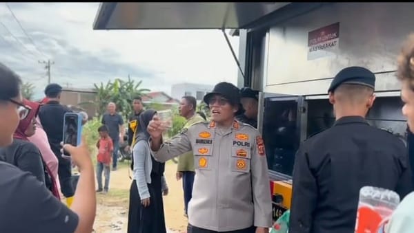Pascabanjir, Polri Terus Distribusikan Air Bersih di Pidie Jaya