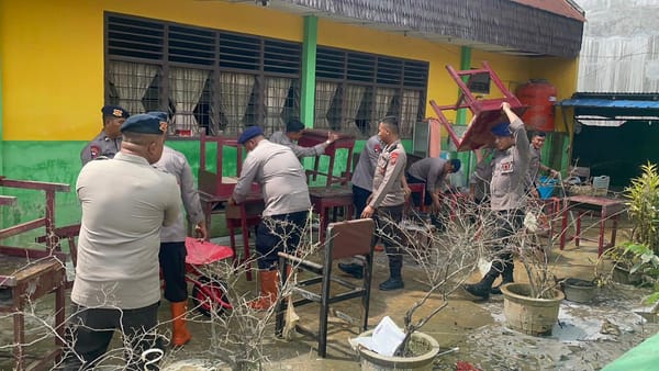 Brimob Polda Sumut Turun Tangan Bersihkan SMP Negeri 1 Tanjung Pura Pascabanjir