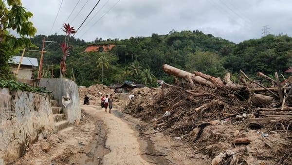 Upaya Pemulihan Situasi di Kota Sibolga Pasca Bencana Banjir dan Tanah Longsor dengan bantuan alat berat