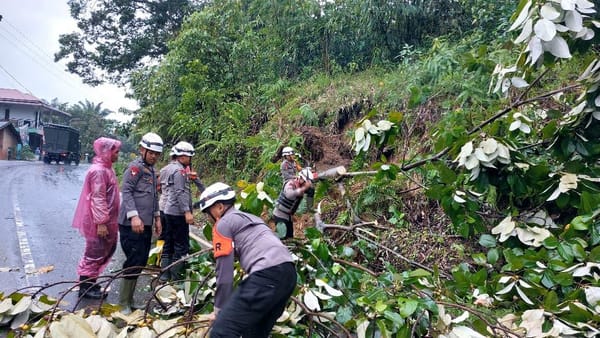 Longsor dan Banjir Terjang Palembayan, Polri Gerak Cepat Evakuasi Korban dan Amankan Akses Jalan