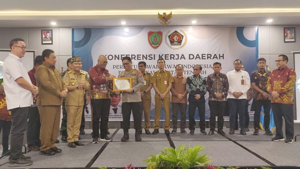 Wujud Kemitraan, Kapolda Kalteng Terima Penghargaan Sahabat Pers dari PWI Pusat