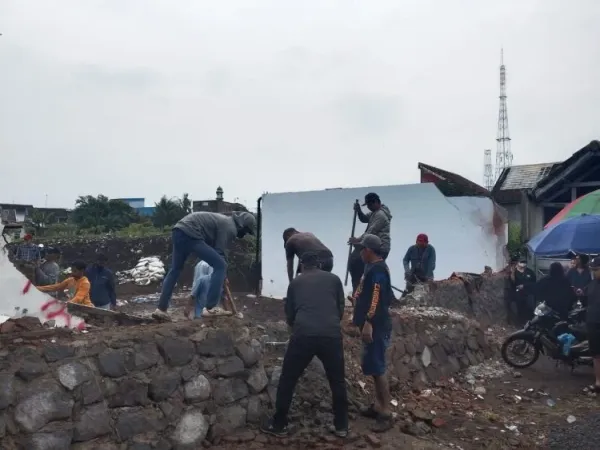 Sekelompok Orang Bongkar Tembok Griya Shanta di Tengah Konflik Proyek Jalan Tembus Kota Malang