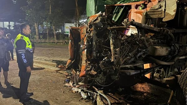 Laka Karambol Dua Tronton dan Satu Truk di Kranggan Temanggung, Satu Orang Tewas