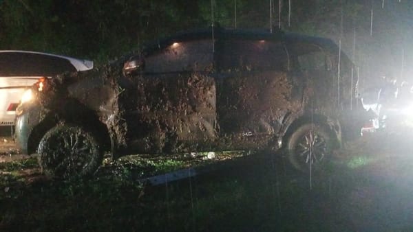Mobil Dihantam Longsor di Bukit Mitis Tawangmangu