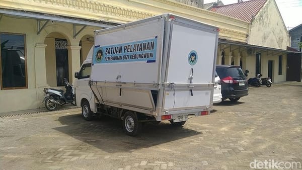 Kecelakaan Tunggal di Pekalongan, Mobil MBG Hantam Pagar Rumah dan Terbalik