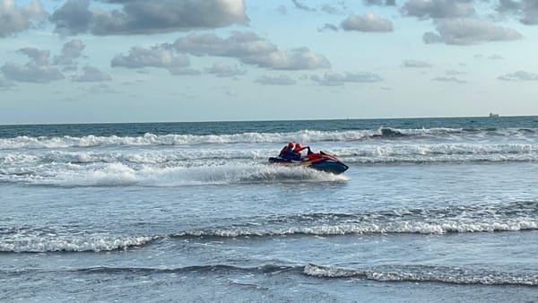 Gelombang Tinggi Seret Pemancing Saat Mancing di Pantai Cilacap
