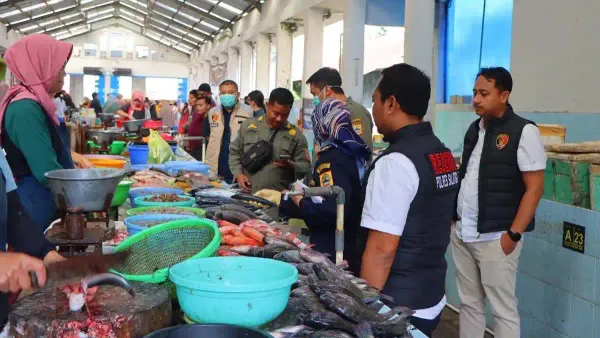 Tim Jejaring Keamanan Pangan Jateng Temukan Ikan Berformalin di Pasar Raya I Salatiga