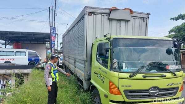 Kecelakaan di Pantura Pekalongan, Pria Tak Dikenal Tewas Terserempet Truk