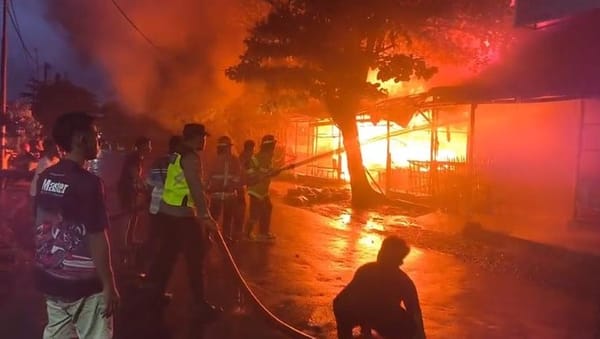 Polres Pemalang Sigap Bantu Evakuasi Barang Pedagang Saat Kebakaran Pasar Pagi