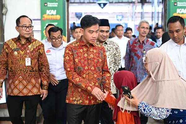 Pantau Arus Mudik Natal, Gibran Cek Langsung Pelayanan Penumpang di Stasiun Tawang