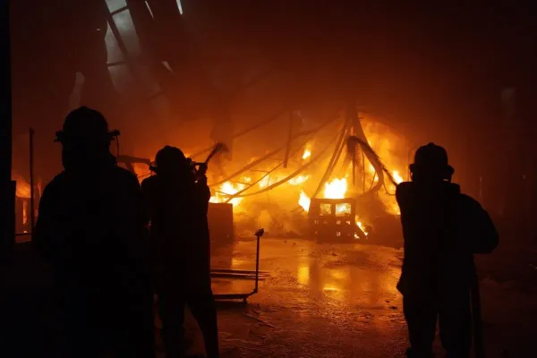 Kebakaran Pabrik Bahan Baku Tas dan Sepatu di Jepara Dipadamkan 12 Armada