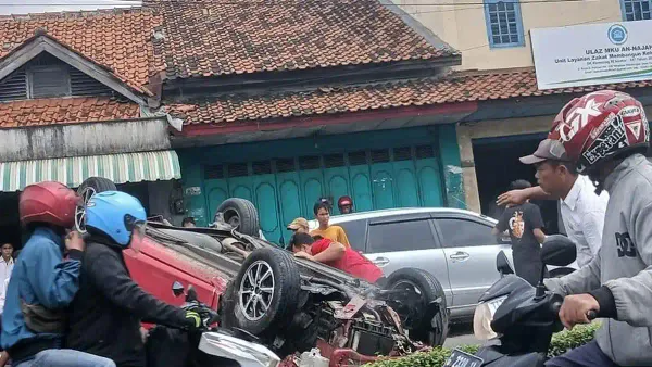 Kecelakaan Tunggal di Wiradesa, Mobil Pendeta Terbalik Usai Hantam Median