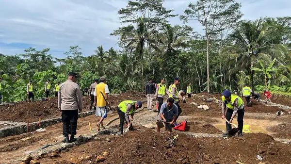 Kebut Pembangunan Huntara, Brimob Polda Jateng Turun ke Maribaya Purbalingga
