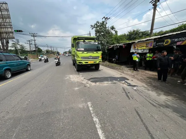 Truk Tabrak 3 Motor di Bangjo Damri Jaten Karanganyar, 1 Orang Meninggal