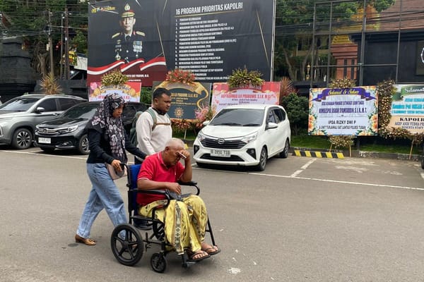 Datang Pakai Kursi Roda, Yai Mim Lapor Dugaan Pengeroyokan ke Polresta Malang Kota