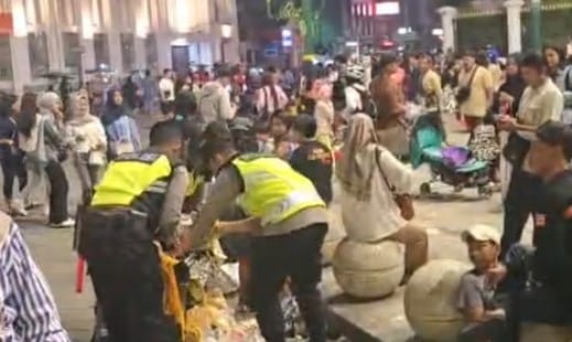 Usai Amankan Tahun Baru, Polisi di Yogya Turun Tangan Bersihkan Sampah di Titik Nol Kilometer