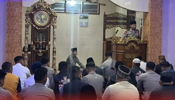 Bangun Karakter Personel, Wakapolda Sumbar Hadiri Subuh Berjamaah di Masjid Nurush Sabhirin