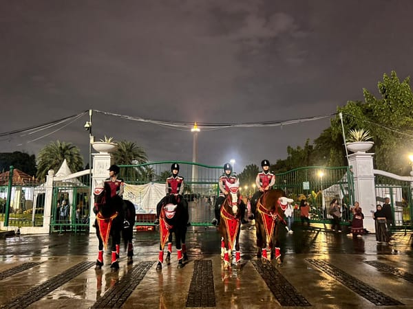 Patroli Polisi Berkuda Meriahkan Malam Tahun Baru di Monas, Warga Antusias dan Merasa Aman