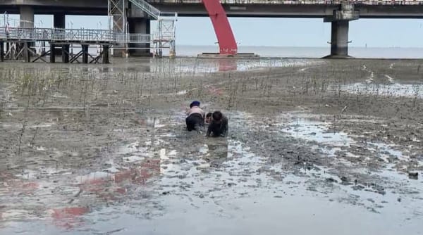 Sigap dan Humanis, Dit Polairud Polda Jatim Evakuasi Dua Anak Terjebak Lumpur di Pantai Kenjeran