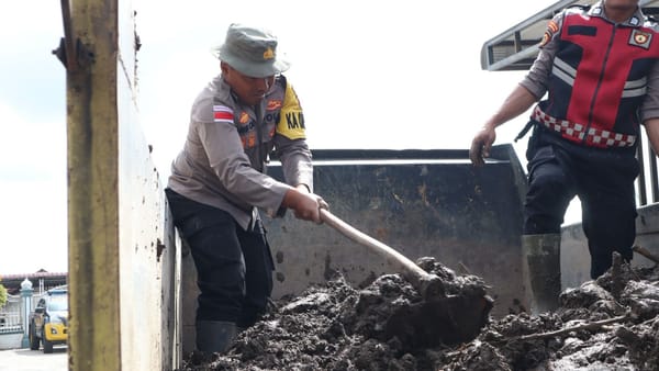 Polisi Bersama Warga Gotong Royong Pulihkan Masjid Syuhada di Bener Meriah