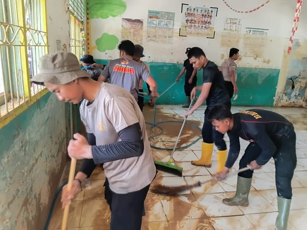 Pasbrimob BKO Tapteng Turun Langsung Pascabencana, Sekolah Dibersihkan dan Air Bersih Disalurkan