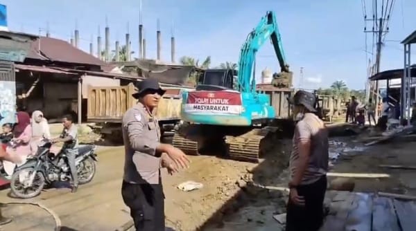Polres Aceh Selatan Perkuat Pemulihan Pascabanjir, Gotong Royong Normalisasi Sungai Trumon Tengah Terus Berjalan