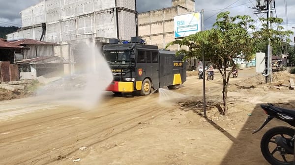 Atasi Debu Sisa Banjir, Polres Aceh Selatan Turunkan Water Cannon di Jalan Lintas