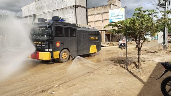 Water Cannon Disemprotkan di Jalan Lintas Aceh Selatan, Polri Minimalisir Debu Pasca Banjir