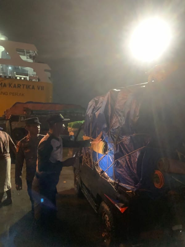 Pastikan Aman dan Tertib, Polisi Kawal Ketat Aktivitas Kapal di Pelabuhan Dwikora