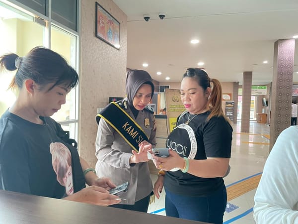 Polwan Polresta Pontianak Tampilkan Wajah Humanis Kepolisian di SPKT Terpadu