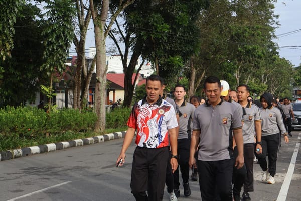 Jaga Kondisi Fisik, Jajaran Polresta Pontianak Ikuti Jalan Kaki Bersama