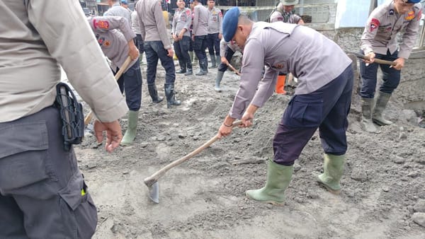 Polri Sigap Pascabencana, Polres Bener Meriah Bersihkan Jalur Vital Bireuen–Takengon Demi Keselamatan Warga