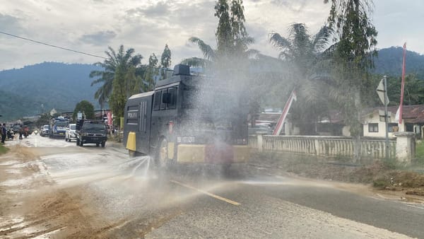 Cegah Risiko ISPA, Polres Aceh Selatan Terjunkan Water Cannon Bersihkan Debu Sisa Banjir