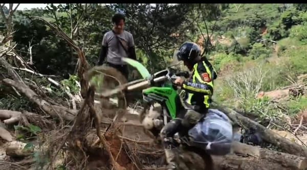 Tembus Jalan Rusak dan Medan Berat, Kapolres Aceh Tengah Antar Bantuan dan Layanan Kesehatan ke Kampung Terisolir