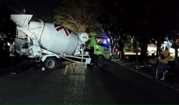 Polisi Amankan Lokasi Truk Molen Terguling di Jalan Ampera Pontianak