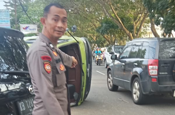 Truk Molen Mundur, Gorong-gorong Tak Kuat Tahan Beban hingga Terguling