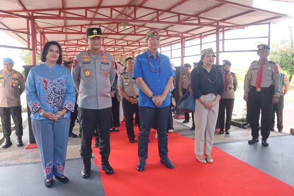 Bersama Pejabat Utama,  Kapolda Kalteng Sambut Kedatangan Wakapolda Baru Brigjen Yosi Muhamartha