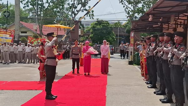 Makna Adat Dayak di Balik Penyambutan Kapolresta Pontianak Kombes Endang Tri Purwanto