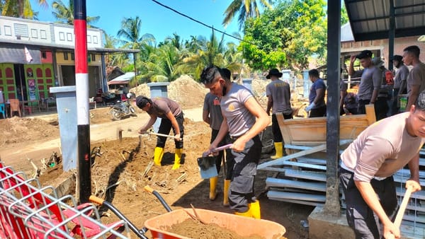 Polri dan Warga Bersatu Bangun Kembali Polindes Meunasah Mancang Pascabanjir