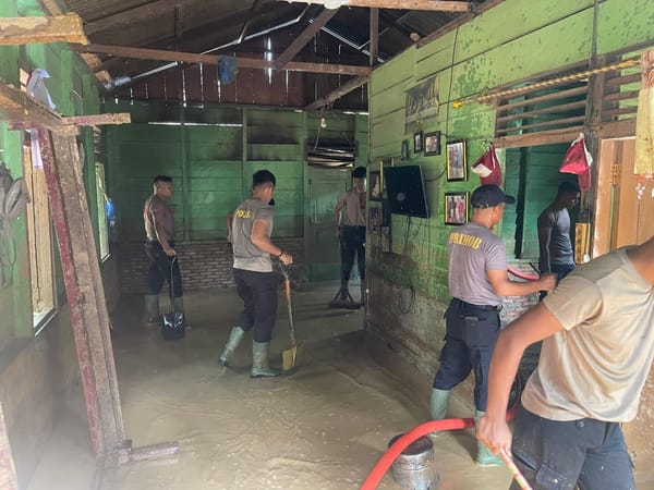 Aksi Kemanusiaan Brimob Polda Sumut Bersihkan Permukiman Warga Pascabanjir dan Longsor di Tapteng