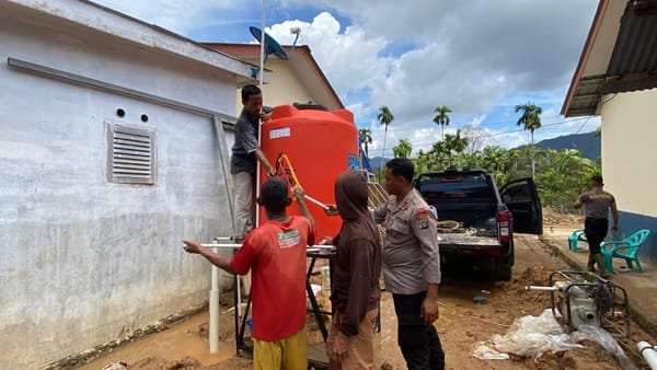 Brimob Batalyon C Bersinergi Bangun Sarana Air Bersih Pascabanjir di Batang Toru